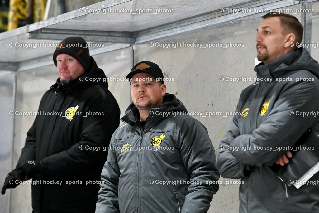 EC Hornets Spittal vs. ESC Steindorf 23.2.2024 | Assistentcoach EC Hornets Spittal Phillipp Lonin, Assistentcoach EC Hornets Spittal Buchbauer Thomas, Headcoach EC Hornets Spittal ORZETEK Florian, EC Hornets Spittal vs. ESC Steindorf 23.2.2024, EC Hornets Spittal vs. ESC Steindorf 23.2.2024 am 23.02.2024 in Spittal an der Drau (Eissportzentrum Spittal), Austria, (Photo by Bernd Stefan)