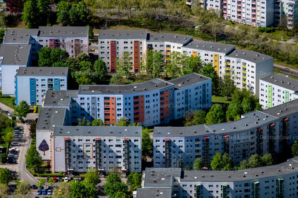4026553 | ERFURT 07.05.2020 Wohngebiet einer Mehrfamilienhaussiedlung Am Drosselberg - Carl-Zeiss-Straße - Curiestraße - Max-Planck-Straße im Ortsteil Melchendorf in Erfurt im Bundesland Thüringen, Deutschland. // Residential area of a multi-family house settlement on Drosselberg - Carl-Zeiss-Strasse - Curiestrasse - Max-Planck-Strasse in the district Melchendorf in Erfurt in the state Thuringia, Germany. Foto: Gerhard Launer