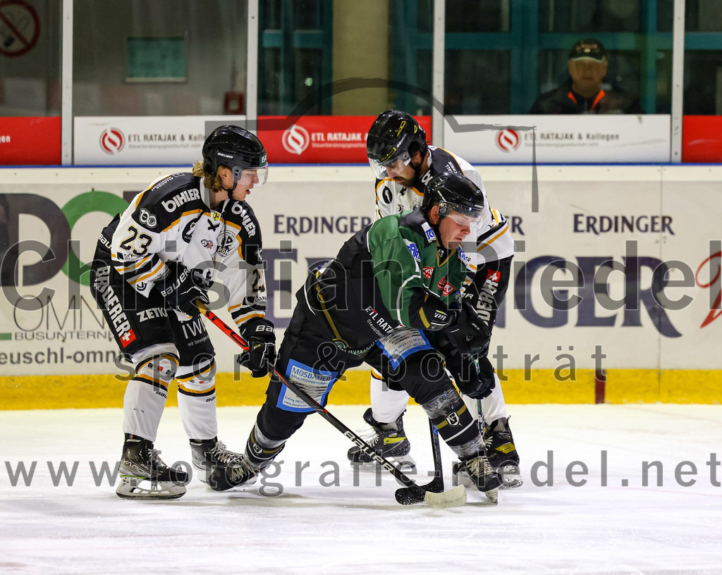 2022-09-23_040_TSV_Erding_gegen_EV_Fuessen | Erding, Deutschland, 23.09.2022:
Eishockey, Bayernliga 2022 / 2023, Testspiel, TSV Erding gegen EV Füssen, Endergebnis: 1:3

Tim Flammann (EV Füssen, #23), Marc Barchmann (Erding Gladiators, #10)

Foto: Christian Riedel / fotografie-riedel.net