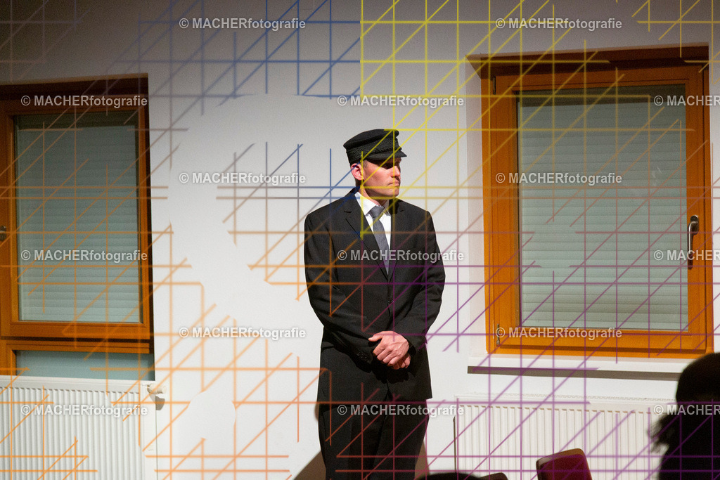 244_MFL-2025 | Portraitbilder von Regisseur; Darsteller; Techniker; Maske; Kostüme; Chor; Musiker; Bilderserie der Generalprobe und der Premierenvorstellung, Szenenbilder; Ausdrucksstudien; Bühnenüberblick; Bühnenkulissen; Pressefotos inkl. Redaktionsfoto Darstellergruppe.