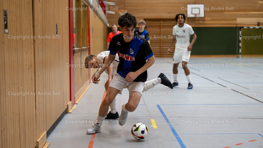 20250118_7060 | 21. A-Jugend-Turnier des VfR Neumünster um den KulturLokschuppen-Pokal 2025, HF 1 - Niendorfer TSV (schwarz) vs. Eckernförder SV (weiss), Lennard Heiduck (Niendorf #10) / Leon Brencher (Eckernförde #6) - Realisiert mit Pictrs.com