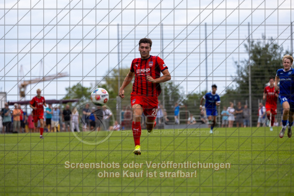 20250706_171859_2077 | #,TSG Salach (blau) vs. 1.FC Heidenheim (rot), Fußball, Freundschaftsspiel - WfV, Saison 2025/2026, Rasensportplatz, Staufenecker Str. 41, 73084 Salach, 06.07.2025 - 15:30 Uhr,Foto: PhotoPeet-Sportfotografie/Peter Harich