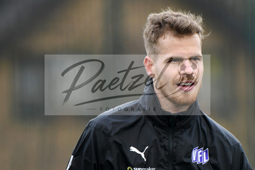 20200131_TRAOSN_0098 | Fußball, Herren: Joost van Aken (VfL Osnabrueck) schaut waehrend der Trainingseinheit des VfL Osnabrueck im Sportpark Illoshoehe am 31.01.2020 in Osnabrueck, Deutschland. - Realisiert mit Pictrs.com