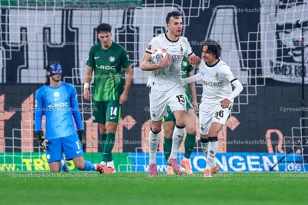 BMG13122502131 | 13.12.2025, Fußball, Borussia Mönchengladbach - VfL Wolfsburg, 1. Fußball Bundesliga, 14.Spieltag, Borussia-Park, Saison 2025 2026: Wael Mohya (Borussia Mönchengladbach #36) jubelnd neben Haris Tabakovic&nbsp;(Borussia Mönchengladbach #15) nach dem Abseitstor zum vermeindlichen 2:3 - Kein Tor nach VAR Überprüfung  DFB regulations prohibit any use of photographs as image sequences and or quasi-video.