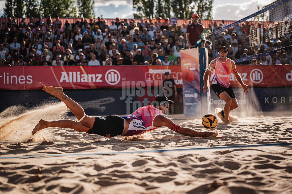 Beachvolleyball | Männer | Allianz German Beach Tour 2025 | Tourstop Berlin | 17.08.2025 | Alexander Horst springt zum Ball