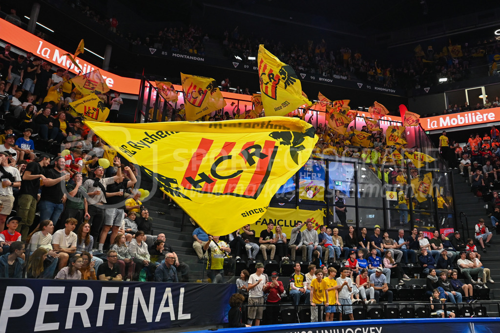 Zug United - HC Rychenberg - 25. April 2026 | Die HCR-Fans bejubeln das 0:3 am L-UPL Superfinal-Spiel zwischen Zug United und HC Rychenberg am 25. April 2026 in der BCF Arena, Fribourg, Schweiz.Bild: Sportfotografie Markus Aeschimann | www.markus-aeschimann.ch - Realisiert mit Pictrs.com