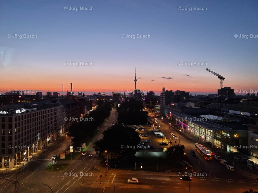 Fersehturm Berlin am Abend | Dieser Shop bietet Fotos und Videos aus den Bereichen Fallschirmspringen, Landschaft und Luftbild - Realizzato con Pictrs.com