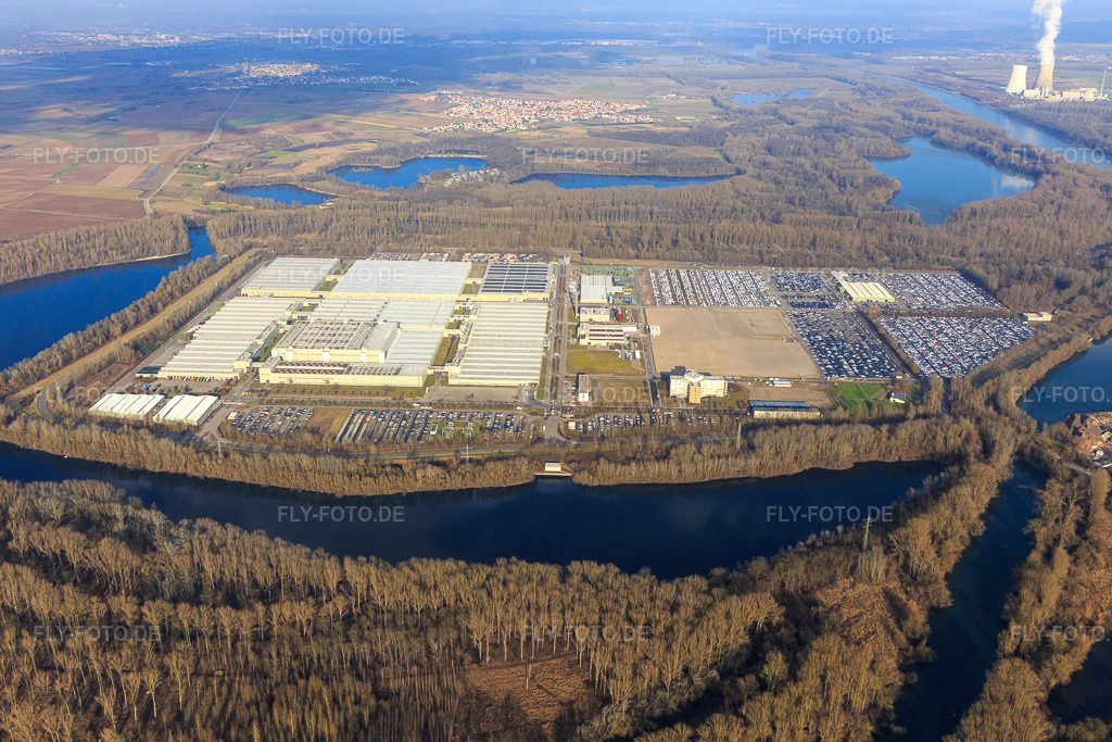 Luftbild: Insel Grün mit Mercedes-Benz Global Logistics Center und MOSOLF Logistics & Services GmbH in Germersheim im Bundesland Rheinland-Pfalz in Deutschland. – Foto: IMG_104760.jpg vom 16.02.2018 durch Werner Riehm/FLY-FOTO.de – Auflösung des Originals: 5472 x 3648 px – GROUP.MERCEDES-BENZ.COM – Internationale Automobillogistik