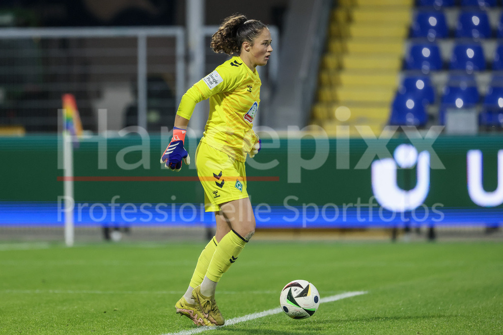 Fussball, Google Pixel Frauen-Bundesliga, TSG 1899 Hoffenheim - SV Werder Bremen | v.li.: Livia Peng (Torhüterin, Torwart, SV Werder Bremen, 1) am Ball, Freisteller, Einzelbild, Ganzkörper, Aktion, Action, Spielszene, DIE DFB-RICHTLINIEN UNTERSAGEN JEGLICHE NUTZUNG VON FOTOS ALS SEQUENZBILDER UND/ODER VIDEOÄHNLICHE FOTOSTRECKEN. DFB REGULATIONS PROHIBIT ANY USE OF PHOTOGRAPHS AS IMAGE SEQUENCES AND/OR QUASI-VIDEO.