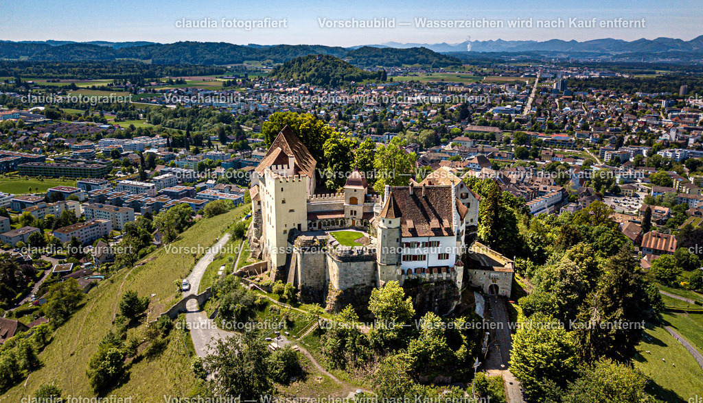 57_Schloss_Lenzburg | 06.05.2020; Inland; Lenzburg; Drohnenbilder - Luftbilder;
Schloss Lenzburg - mittelalterliche Burganlage mit Hof, Barockgarten und das im 14. Jahrhundert erbaute Ritterhaus
(Claudia Minder/claudia-fotografiert)