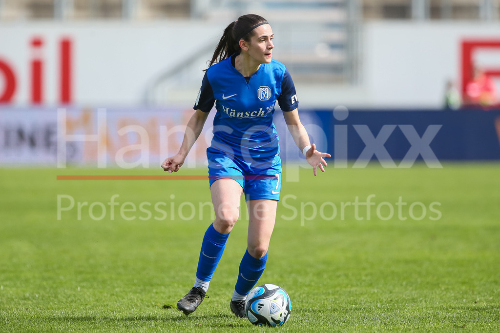 Fussball, 2. Frauen-Bundesliga, SV Meppen - SC Sand | v.li.: Marie Bleil (SV Meppen, 7) am Ball, Freisteller, Einzelbild, Ganzkörper, Aktion, Action, Spielszene, DIE DFB-RICHTLINIEN UNTERSAGEN JEGLICHE NUTZUNG VON FOTOS ALS SEQUENZBILDER UND/ODER VIDEOÄHNLICHE FOTOSTRECKEN. DFB REGULATIONS PROHIBIT ANY USE OF PHOTOGRAPHS AS IMAGE SEQUENCES AND/OR QUASI-VIDEO.