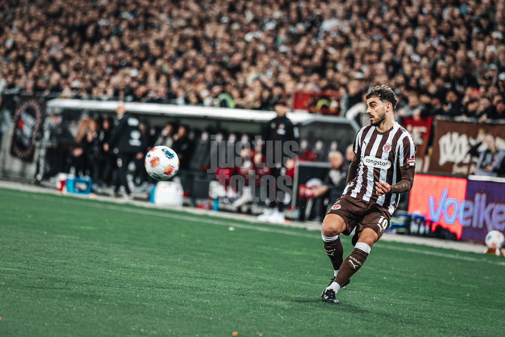 Fußball | Männer | Saison 2025/2026  | Fußball-Bundesliga | 30. Spieltag | FC St. Pauli vs. 1. FC Köln | 17.04.2026 | Flanke von Danel Sinani (#10, FC St. Pauli)