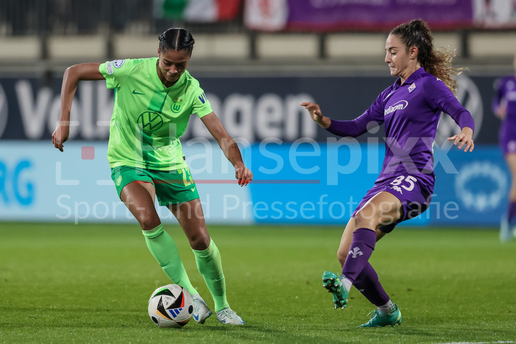 Fussball, UEFA Womens Champions League, VfL Wolfsburg - AC Florenz | v.li.: Sveindis Jonsdottir (VfL Wolfsburg, 23) und Maria Luisa Filangeri (AC Florenz, 85) im Zweikampf, Duell, Dynamik, Aktion, Action, Spielszene
