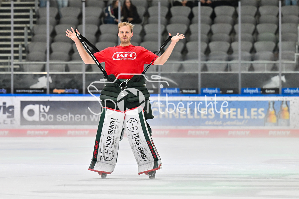 Augsburger Panther - Iserlohn Roosters | Die Augsburger Panther feiern zusammen mit ihren Fans den Heimsieg gegen Iserlohn / Penny DEL: Augsburger Panther - Iserlohn Roosters; Curt Frenzel Stadion am 21.09.2025 / im Bild Michael GARTEIG (Augsburger Panther 34