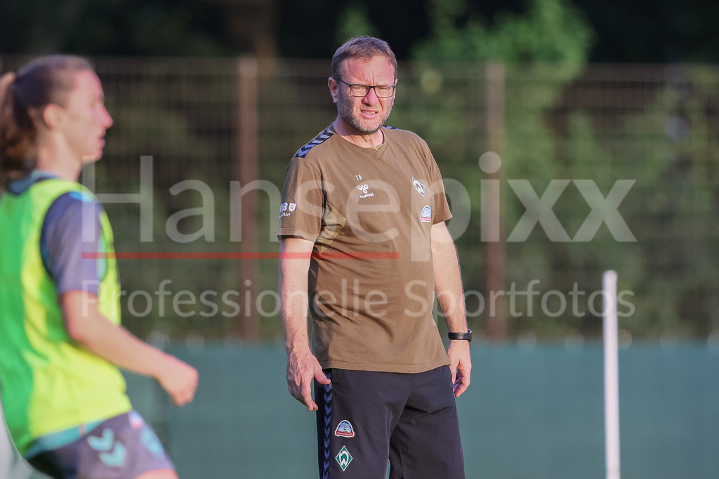 Fussball, Google Pixel Frauen-Bundesliga, Training SV Werder Bremen | v.li.: Thomas Horsch (Trainer, Cheftrainer, SV Werder Bremen) beobachtet eine Trainingsübung