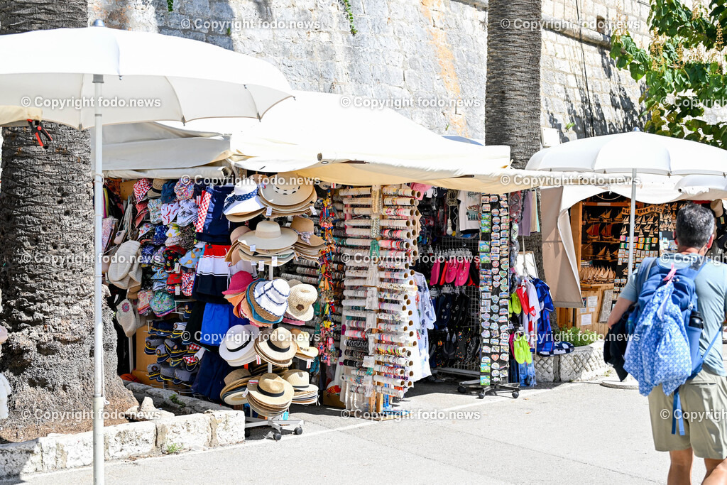 Kroatien_ Korcula_ Insel in Sueddalmatien_ Korcula Stadt_ 13.09.2024-25 | 13.09.2024, Kroatien, HRV, Korcula, Insel in Sueddalmatien, Korcula Stadt im Bild Hafen, Hafenansichten, Boot, Boote, Schiff, Schiffe, Gebauede, Adria, Meer, Stadtansichten, Altstadt, Marco Polo, Museum, Touristen, Souvenier, Restaurant, KonobaKorcula - Schwarzes Korfu - benannt nach den dunklen Kiefernwaeldern, ist eine zu Kroatien gehoerende Insel in der Adria vor der Kueste Sueddalmatiens. Zugleich ist sie Teil des Dinarischen Gebirges. Quelle: Wikipedia
