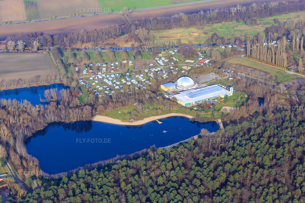 Luftbild: Strandbad und Camping im Freizeitzentrum Moby Dick in Rülzheim im Bundesland Rheinland-Pfalz in Deutschland. Foto: IMG_145106.jpg vom 04.01.2025 durch Werner Riehm/FLY-FOTO.de