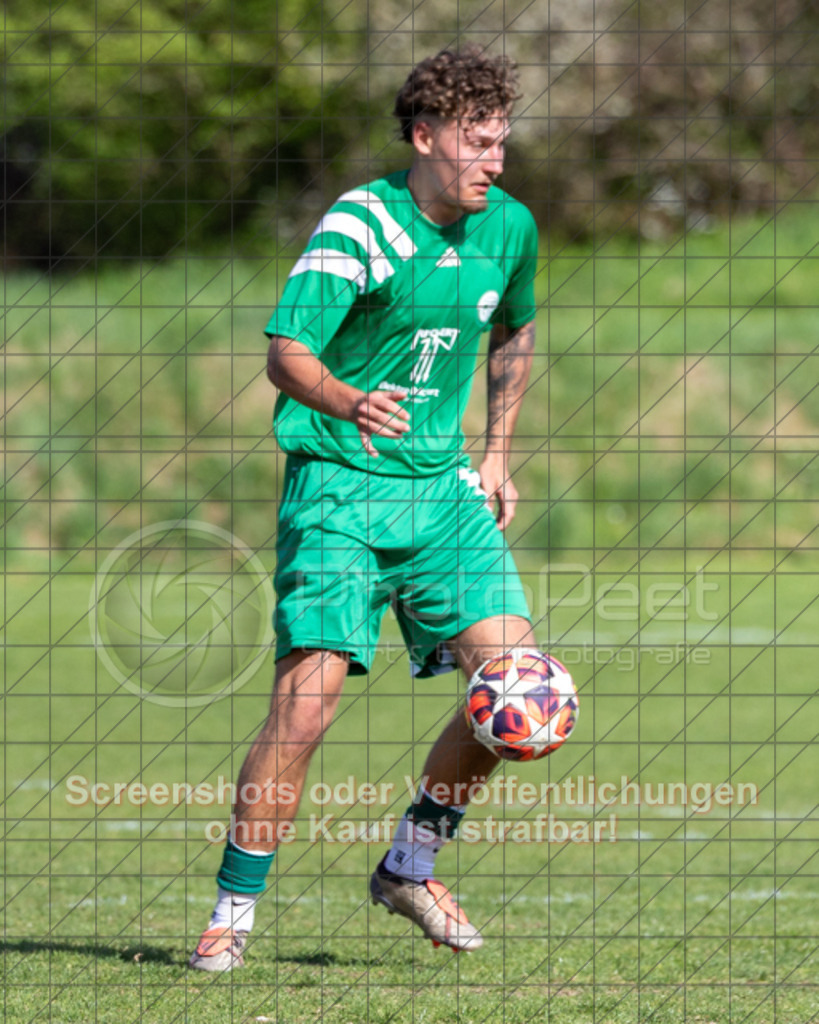 20250419_164321_0054-2 | #,TG Reichenbach (grün) vs. TSG Salach II (blau), Fussball, Kreisliga B10 - Bezirk Neckar/Fils, 23. Spieltag, Saison 2024/2025, Rasenplatz, Sportplatz Reichenbach, Dobelstraße, 73072 Donzdorf, 19.04.2025 - 16:00 Uhr,Foto: PhotoPeet-Sportfotografie/Peter Harich