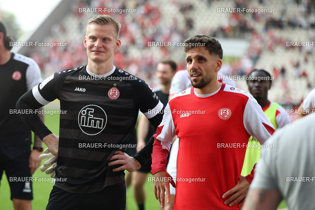 Rot-Weiss Essen - Hansa Rostock | Essen, Deutschland, 20.09.2025 Jakob Golz  (Rot-Weiss Essen) und Ahmet Arslan  (Rot-Weiss Essen) schauenwährend des 3.Liga Spiels zwischen  Rot-Weiss Essen und Hansa Rostock am 20.09.2025 im Stadion an der Hafenstraße in Essen. (Foto von Timo Bluhmki-Schmidt/Brauer Fotoagentur