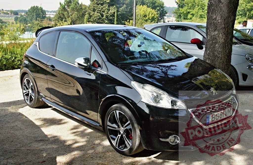 Black Peugeot 208 GTi parking in a parking lot | Shiny black Peugeot 208 GTi parked in a parking lot under the shade of a tree - Realisiert mit Pictrs.com