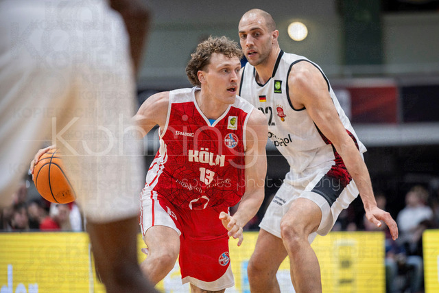 Barmer 2. Basketball Bundesliga ProA: Bayer Giants Leverkusen vs. RheinStars Koeln, 04.04.26 | Leverkusen, 04.04.26 - Adam Paige (RheinStars Köln, 13) und Dennis Heinzmann (Bayer Giants Leverkusen, 22) während des Spiels der Barmer 2. Basketball Bundesliga ProA: Bayer Giants Leverkusen vs. RheinStars Koeln in der Ostermann Arena in Leverkusen.
