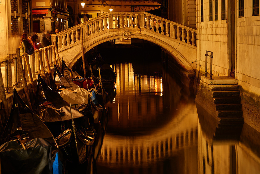 Fondamenta Orseolo überbrückt den Kanal | Venedig, Italien - December 04, 2016: Fondamenta Orseolo überbrückt den Kanal. - Realisiert mit Pictrs.com