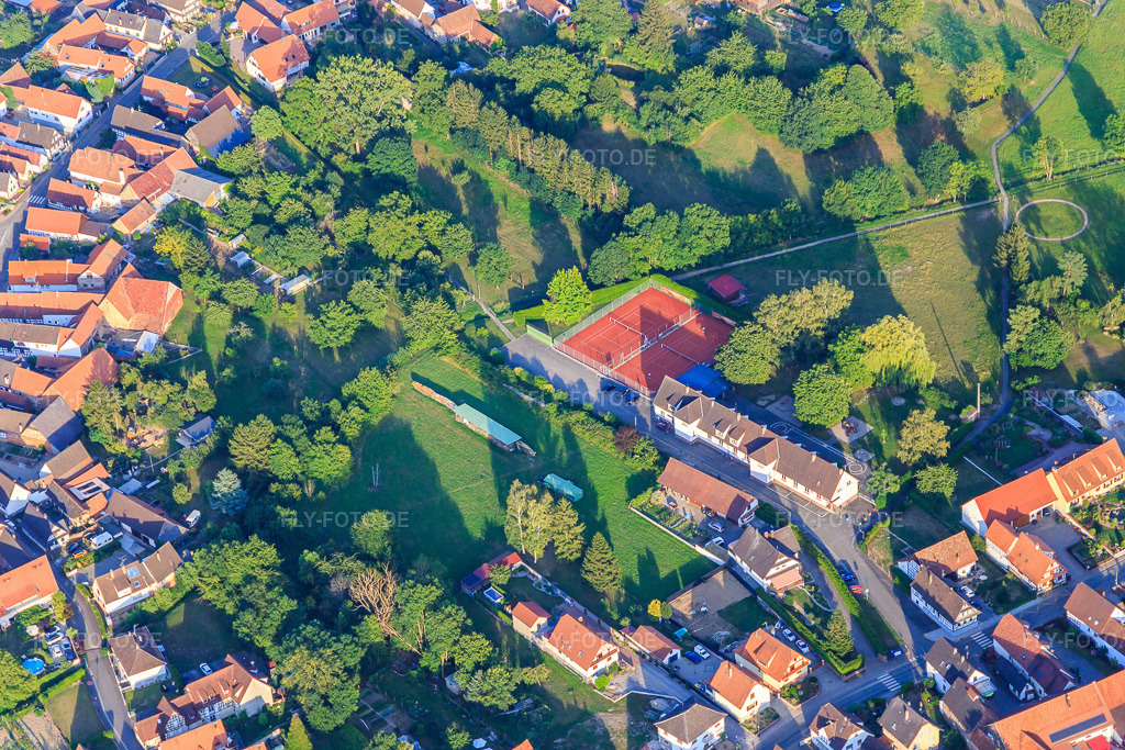 Luftbild: Ecole Maternelle und Seebach Tennis club in Seebach im Bundesland Bas-Rhin in Frankreich. – Foto: IMG_121006-2.jpg vom 23.07.2020 durch Werner Riehm/FLY-FOTO.de – Auflösung des Originals: 5472 x 3648 px – TENUP.FFT.FR/CLUB/55670264?UTM_SOURCE=GMB