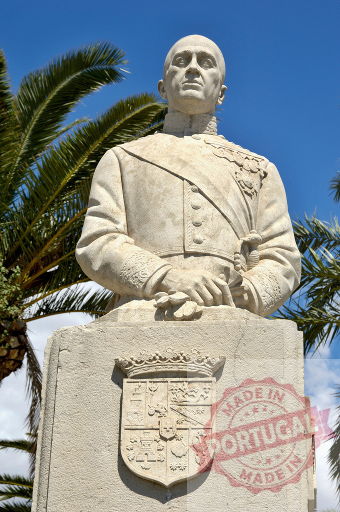 Francisco Franco sculpture monument in Santa Cruz de Tenerife, Canary Islands. Provincia Castellon - Spain | Bust sculpture of General Francisco Franco with military uniform against blue sky - Realisiert mit Pictrs.com