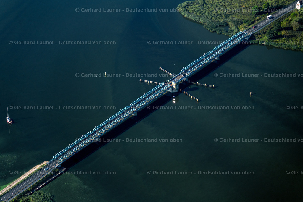 4061019 | USEDOM 08.09.2021 Fluß - Brückenbauwerk Zecheriner Brücke in Usedom im Bundesland Mecklenburg-Vorpommern, Deutschland, Die Zecheriner Brücke ist eine Klappbrücke über den Peenestrom im Zuge der Bundesstraße 110. // River - bridge construction Zecheriner Bruecke in Usedom in the state Mecklenburg - Western Pomerania, Germany. Foto: Gerhard Launer
