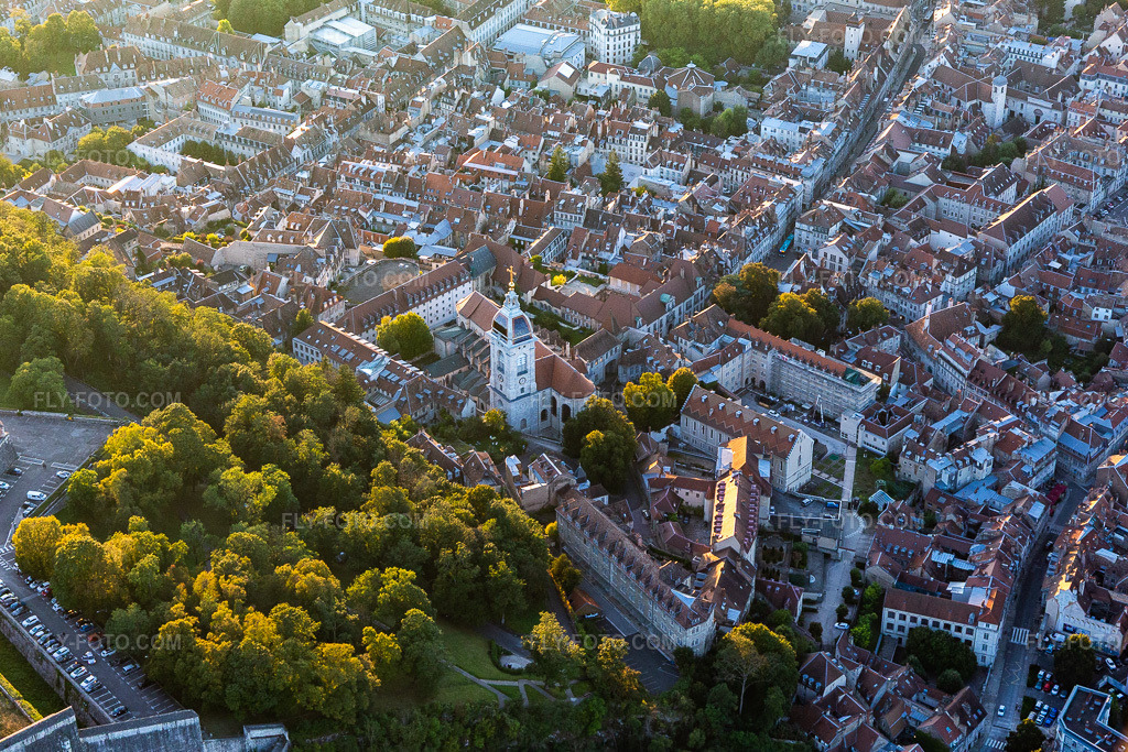 Aerial view: Saint John's Cathedral in the district Citadelle in Besançon in the state Doubles, France. – Photo: IMG_129668.jpg taken on 09/23/2021 by Werner Riehm/FLY-FOTO.com – Resolution of the original: 5212 x 3475 px