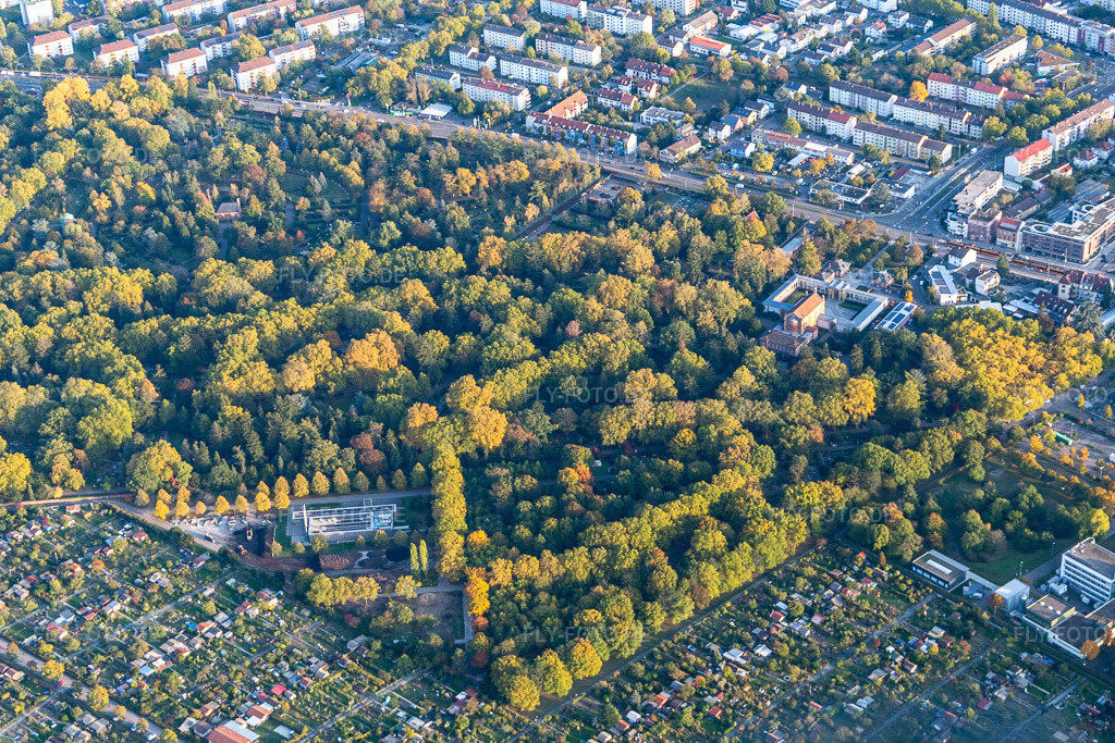 Luftbild: Hauptfriedhof im Ortsteil Oststadt in Karlsruhe im Bundesland Baden-Württemberg in Deutschland. Foto: IMG_123423.jpg vom 19.10.2020 durch Werner Riehm/FLY-FOTO.de