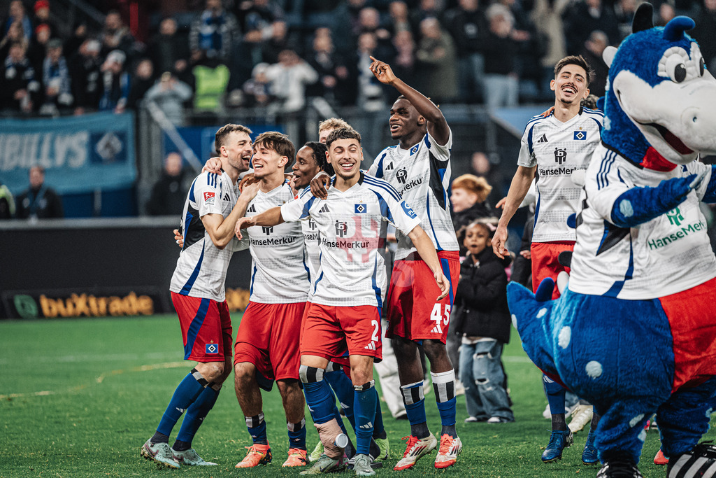 Fußball | Männer | Saison 2024/2025 | 2. Fußball-Bundesliga | 23. Spieltag | Hamburger SV vs. 1. FC Kaiserslautern | 21.02.2025 | Der HSV feiert den Sieg, v.l. Jonas Meffert (#23, HSV) Otto Emerson Stange (#49, HSV) Adedire Mebude (#16, HSV) William Mikelbrencis (#2, HSV) und Fabio Balde (#45, HSV)