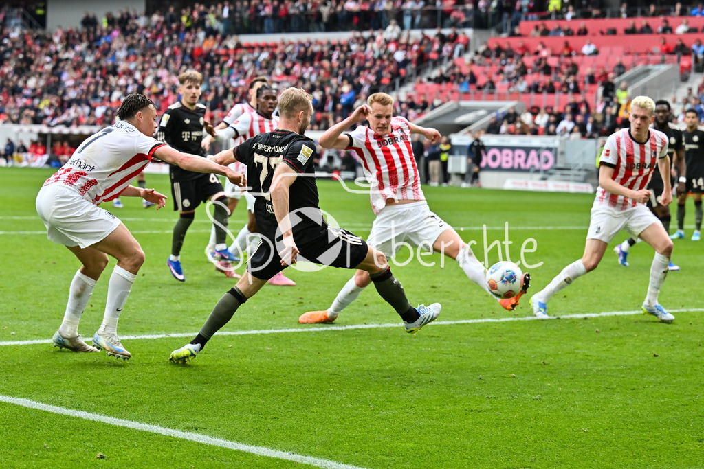 SC Freiburg - FC Bayern München | FREIBURG, GERMANY - 04. APRIL: im Duell Derry Lionel SCHERHANT (SC Freiburg 7) und Konrad LAIMER (FC Bayern Munich 27) während dem Bundesligamatch zwischen dem SC Freiburg und dem FC Bayern München am 28. Spieltag im Europa-Park Stadion / DFL REGULATIONS PROHIBIT ANY USE OF PHOTOGRAPHS AS IMAGE SEQUENCES AND/OR QUASI-VIDEO