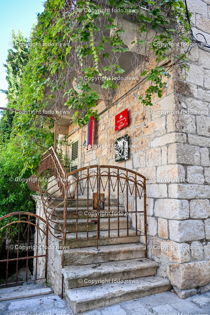 Kroatien_ Korcula_ Insel in Sueddalmatien_ Korcula Stadt_ 13.09.2024-99 | 13.09.2024, Kroatien, HRV, Korcula, Insel in Sueddalmatien, Korcula Stadt im Bild Hafen, Hafenansichten, Boot, Boote, Schiff, Schiffe, Gebauede, Adria, Meer, Stadtansichten, Altstadt, Marco Polo, Museum, Touristen, Souvenier, Restaurant, KonobaKorcula - Schwarzes Korfu - benannt nach den dunklen Kiefernwaeldern, ist eine zu Kroatien gehoerende Insel in der Adria vor der Kueste Sueddalmatiens. Zugleich ist sie Teil des Dinarischen Gebirges. Quelle: Wikipedia