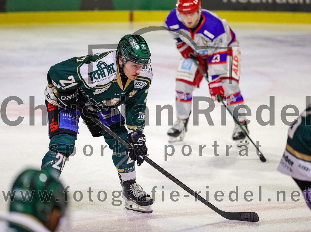 2025-11-30_129_TSV_Erding_gegen_EC_Peiting | Erding, Deutschland, 30.11.2025:Eishockey, Oberliga Süd 2025 / 2026, 22. Spieltag, TSV Erding gegen EC Peiting, Endergebnis: 5:1Erik Modlmayr (Erding Gladiators, #21)Foto: Christian Riedel / fotografie-riedel.net