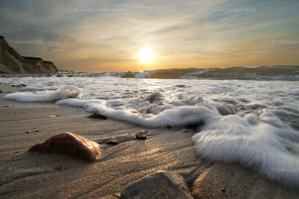 Schaumkranz einer langsam auslaufenden Welle | Ganz langsam wandert der helle Kranz einer auslaufenden Welle über den Sand, während sich im Hintergrund bereits die nächste Woge aufrichtet.