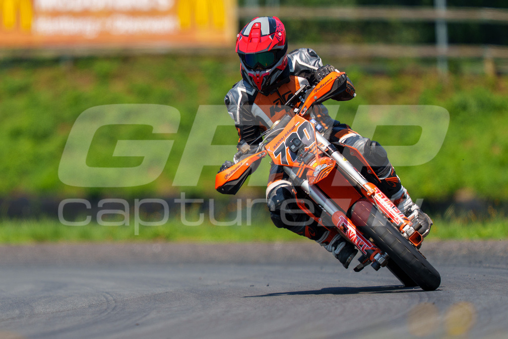 G-Cup + Supermoto Staatsmeisterschaft + Hungarian Supermoto Championship | GRIPcapture steht für authentische Sportfotografie in Österreich – für Momente, die mehr sind als Geschwindigkeit oder Ergebnis. Es geht um Emotion, Spannung, Fokus und den Augenblick, der oft nur einen Wimpernschlag dauert.Ob Motorsport, Teamsport oder 