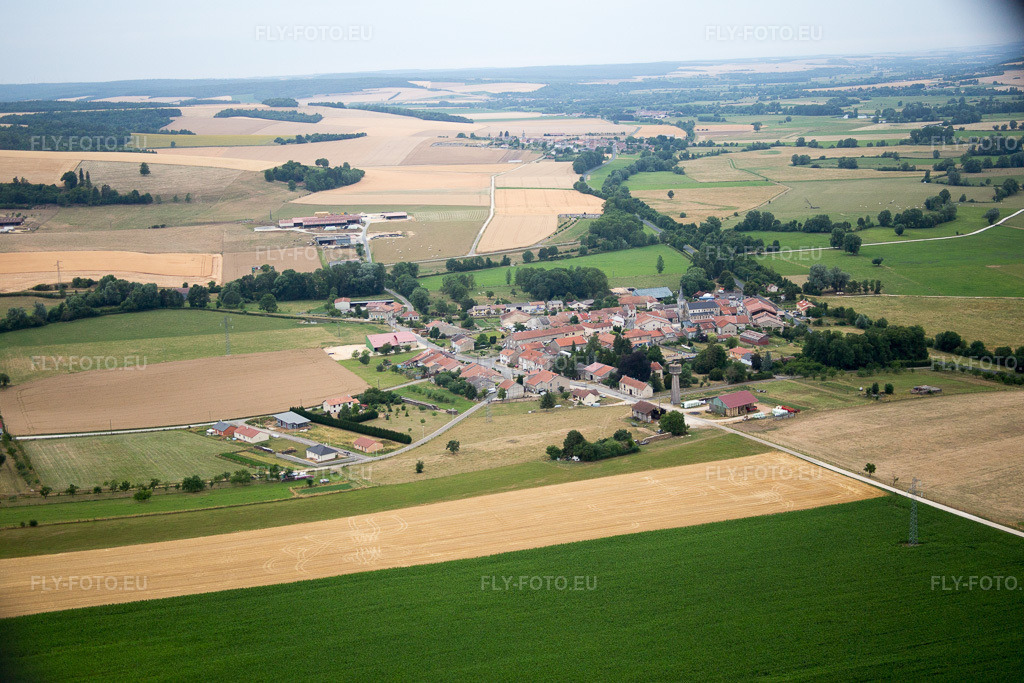 Vue aérienne: Vue de la ville à Woimbey dans le département Meuse, France. Photo: IMG_083351.jpg prise le 12/07/2015 par Werner Riehm/FLY-FOTO.euRésolution de l'original: 5472 x 3648 px