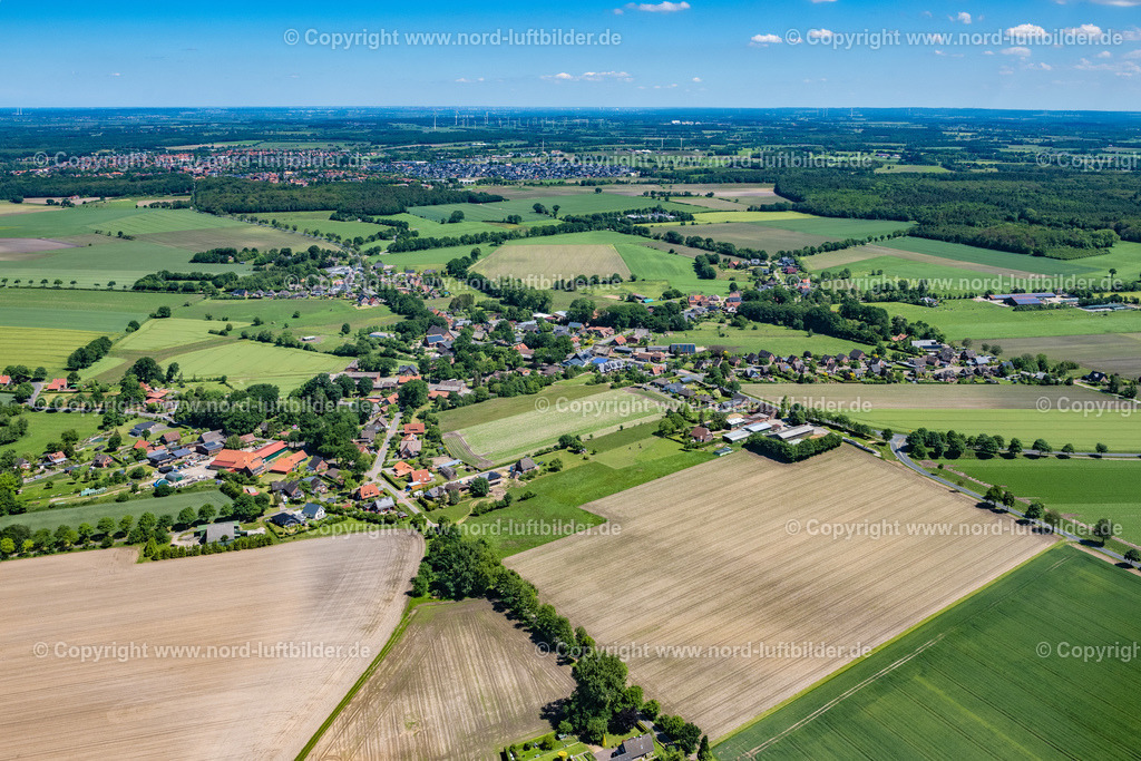 Hollenbeck_ELS_6705030622 | HARSEFELD 03.06.2022 Ortsansicht der Straßen und Häuser der Wohngebiete in Harsefeld Hollenbeck im Bundesland Niedersachsen, Deutschland. // Town View of the streets and houses of the residential areas in Harsefeld in the state Lower Saxony, Germany. Foto: Martin Elsen
