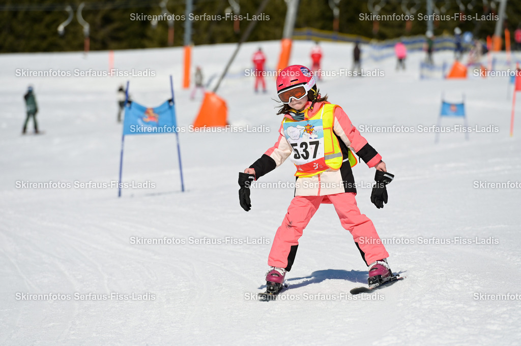 SRF_27.02.2026_520 | Skirennfotos,Serfaus,Fiss,Ladis,Kinderskirennen,Winter,Tirol,Oberland,skirace,SFL,feelfree,weil wir's genießen,ski,Ski,skifahren,Sonnenplateau, - Realisiert mit Pictrs.com