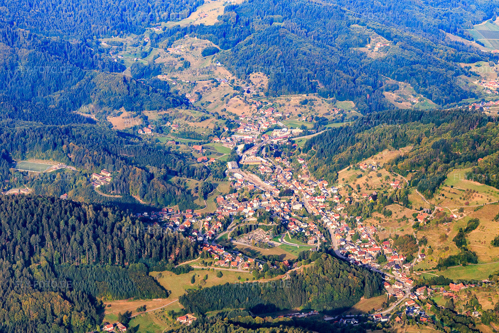 Luftbild: Ortsübersicht im Achertal aus Osten in Ottenhöfen im Schwarzwald im Bundesland Baden-Württemberg in Deutschland. Foto: IMG_008851.jpg vom 20.09.2020 durch Werner Riehm/FLY-FOTO.de