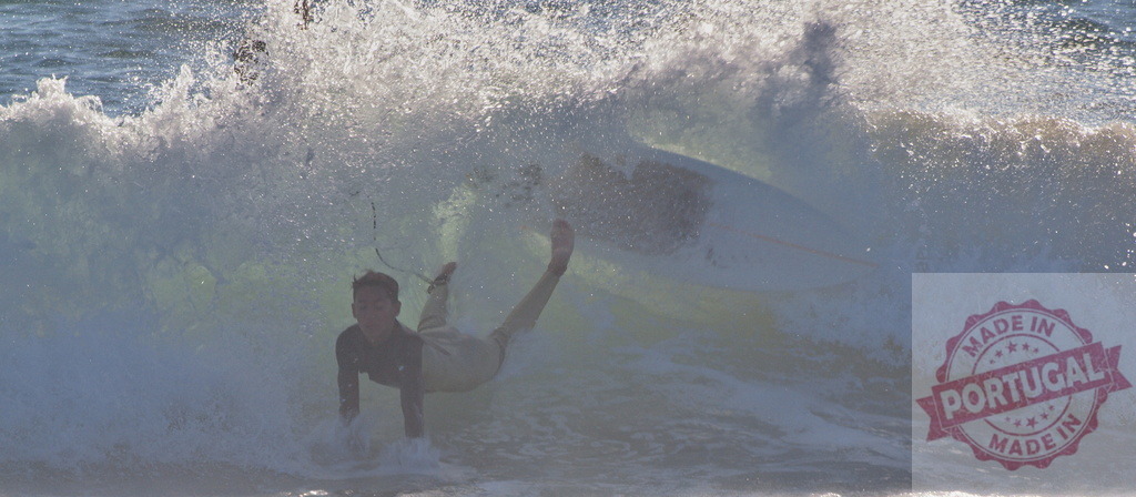 Surfer falling from surfboard while surfing ocean wave | Surfer wearing wetsuit falling from surfboard while surfing ocean wave getting splashed by water - Realisiert mit Pictrs.com