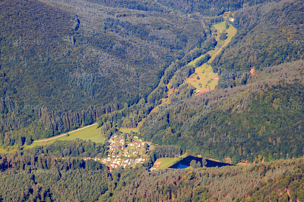 Vue aérienne: Camping du Fleckenstein à Lembach dans le département Bas Rhin, France – .Photo: IMG_31078.jpg prise le 07/08/2010 par Werner Riehm/FLY-FOTO.eu – Résolution de l'original: 4752 x 3168 px