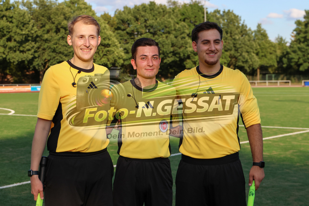 TuS Bardüttingdorf - TuRa Löhne | Auf dem Bild zu sehen: Schiedsrichtergespann v.l.: Lukas Paul Möller, Antonio Ljubas, Efe Arda Borazanci  SV Löhne-Obernbeck, SG FA Herringhausen/Eickum, Saison 26/27, Fistelmann SuperCup - Realisiert mit Pictrs.com