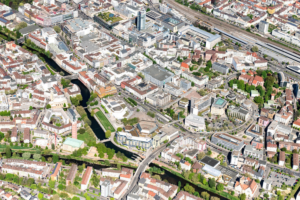 dr__0051186.jpg | PFORZHEIM 22.04.2020 Stadtansicht vom Innenstadtbereich mit dem Hauptbahnhof Pforzheim und dem Zentralen Omnibusbahnhof (ZOB) in Pforzheim im Bundesland Baden-Württemberg, Deutschland. // City view from the city centre with the main station Pforzheim and the central bus station (ZOB) in Pforzheim in the federal state Baden-Wuerttemberg, Germany. Foto: Daniel Reiter