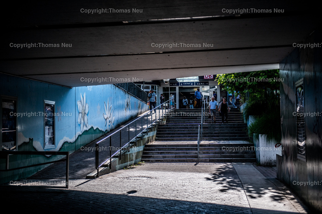 DSC_6502 | Der Bahnhof Bensheim ist ein wichtiger Verkehrsknotenpunkt an der Hessischen Bergstraße. Die Bilder zeigen Gleisanlagen, Bahnsteige, Züge und die Architektur des Bahnhofs im Wandel der Zeit. Fotografien aus dem Alltag des Bahnverkehrs und dem Stadtbild von Bensheim.