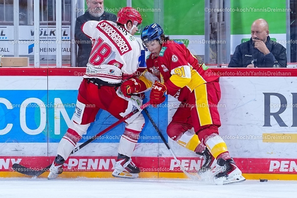 xYDRx19102501007 | 19.10.2025, xydrx, Eishockey, DEL2, Düsseldorfer EG - EV Landshut, PSD Bank Dome Düsseldorf: Luis Scheibengraber (EV Landshut #18) im Zweikampf gegen Yushiroh Hirano (Düsseldorfer EG #91)