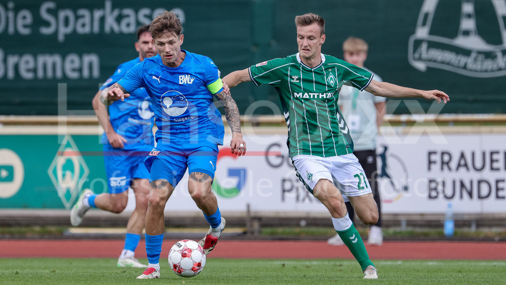 Fussball, Regionalliga Nord, SV Werder Bremen II - Blau-Weiß Lohne | v.li.: Jakub Westendorf (Blau-Weiß Lohne, 16) und Ole Schulz (SV Werder Bremen II, 27) im Zweikampf, Duell, Dynamik, Aktion, Action, Spielszene