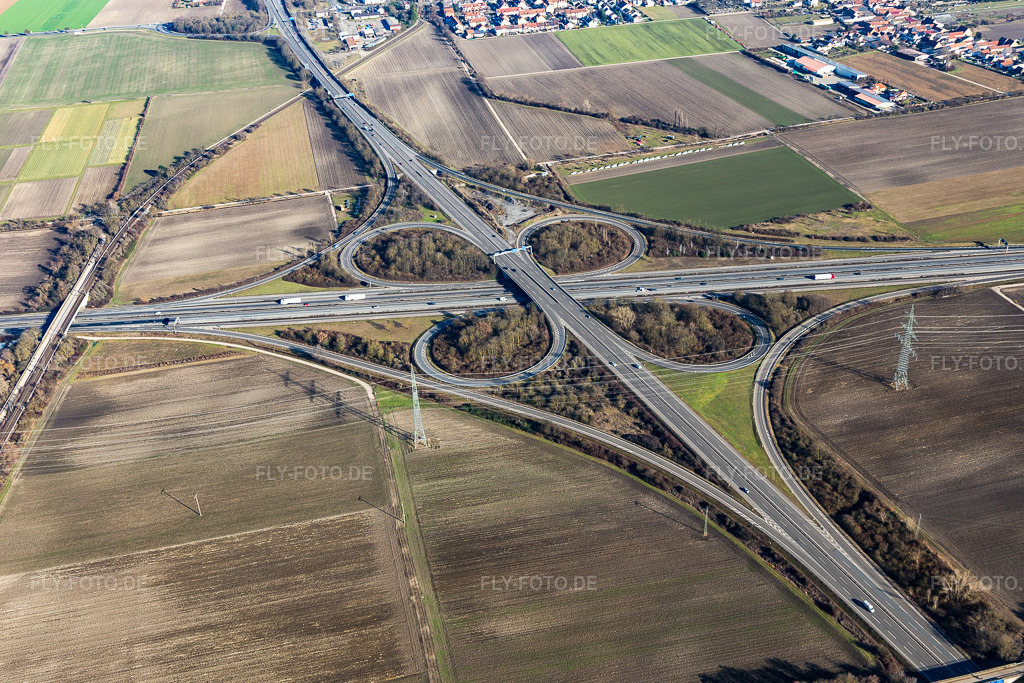 Luftbild: Verkehrsführung und Fahrbahnen in der Straßenführung des Autobahnkreuz Ludwigshafen der BAB A61 mit A650 - angelegt als Form eines Kleeblattes am Rhein im Ortsteil Ruchheim in Ludwigshafen im Bundesland Rheinland-Pfalz in Deutschland. Foto: IMG_125425.jpg vom 21.02.2021 durch Werner Riehm/FLY-FOTO.de