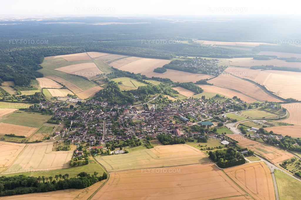 Aerial view: View of the town in Bussy-en-Othe in the state Yonne, France. – Photo: IMG_101306.jpg taken on 06/25/2017 by Werner Riehm/FLY-FOTO.com – Resolution of the original: 5472 x 3648 px